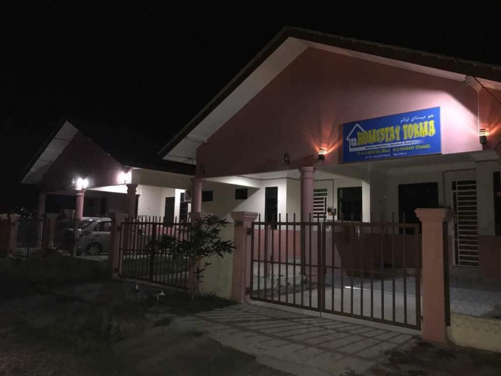 Rumah Penginapan Tok Ma Marang Bagian luar foto